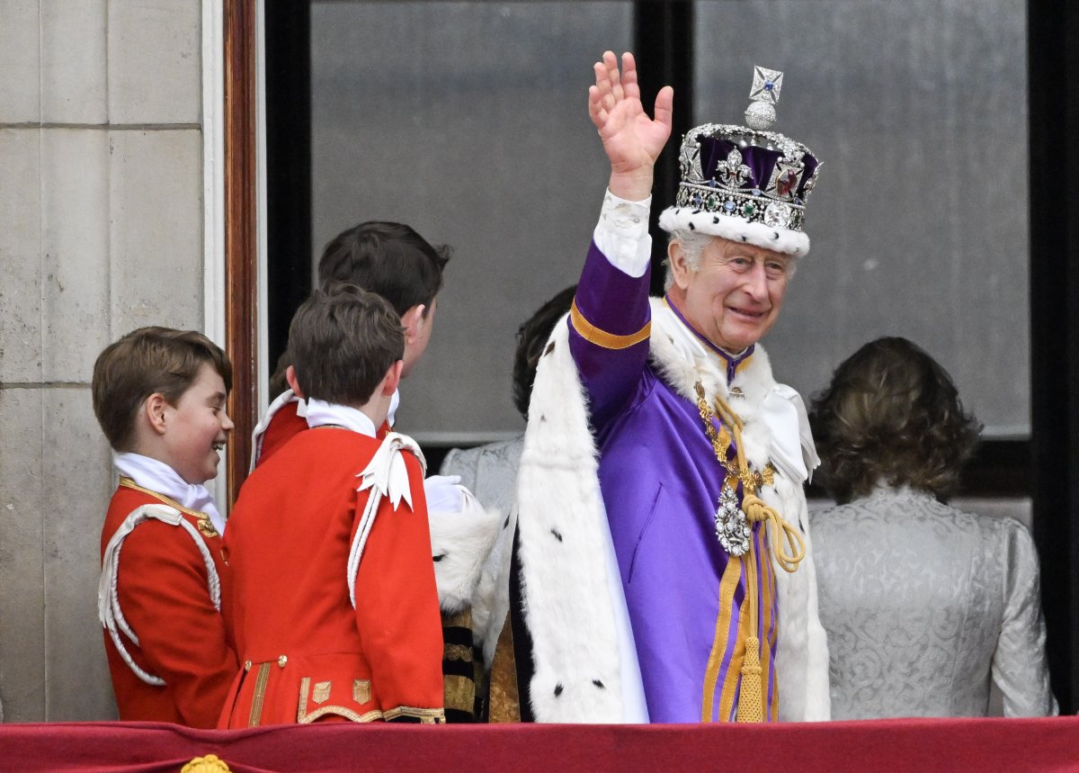 Ison-Britannian kruunu surraa: kuningas Kaarle III:n terveys ei parane, ja näin hänen hautajaisensa sujuvat Buckinghamin palatsissa.