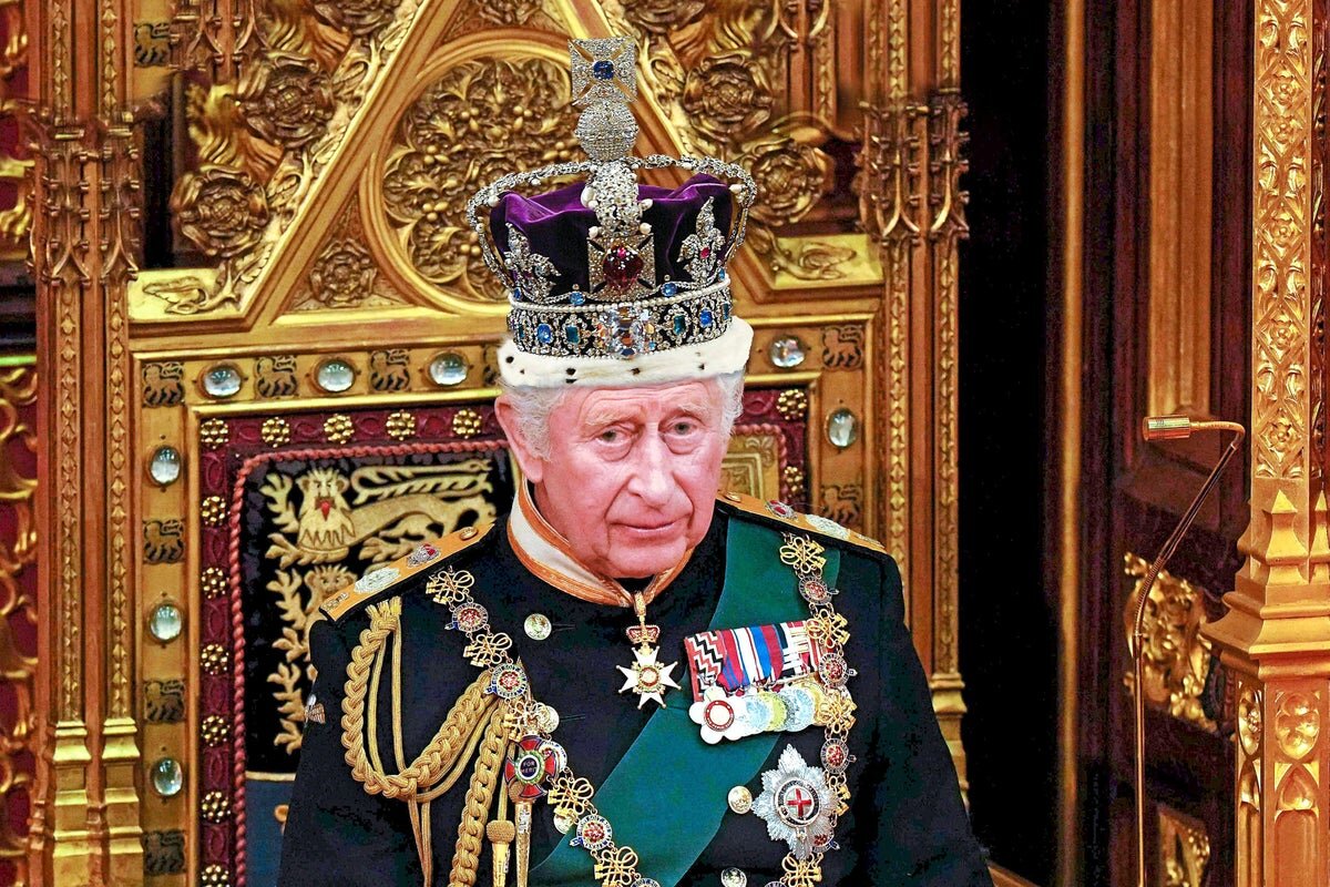 Ison-Britannian kruunu surraa: kuningas Kaarle III:n terveys ei parane, ja näin hänen hautajaisensa sujuvat Buckinghamin palatsissa.